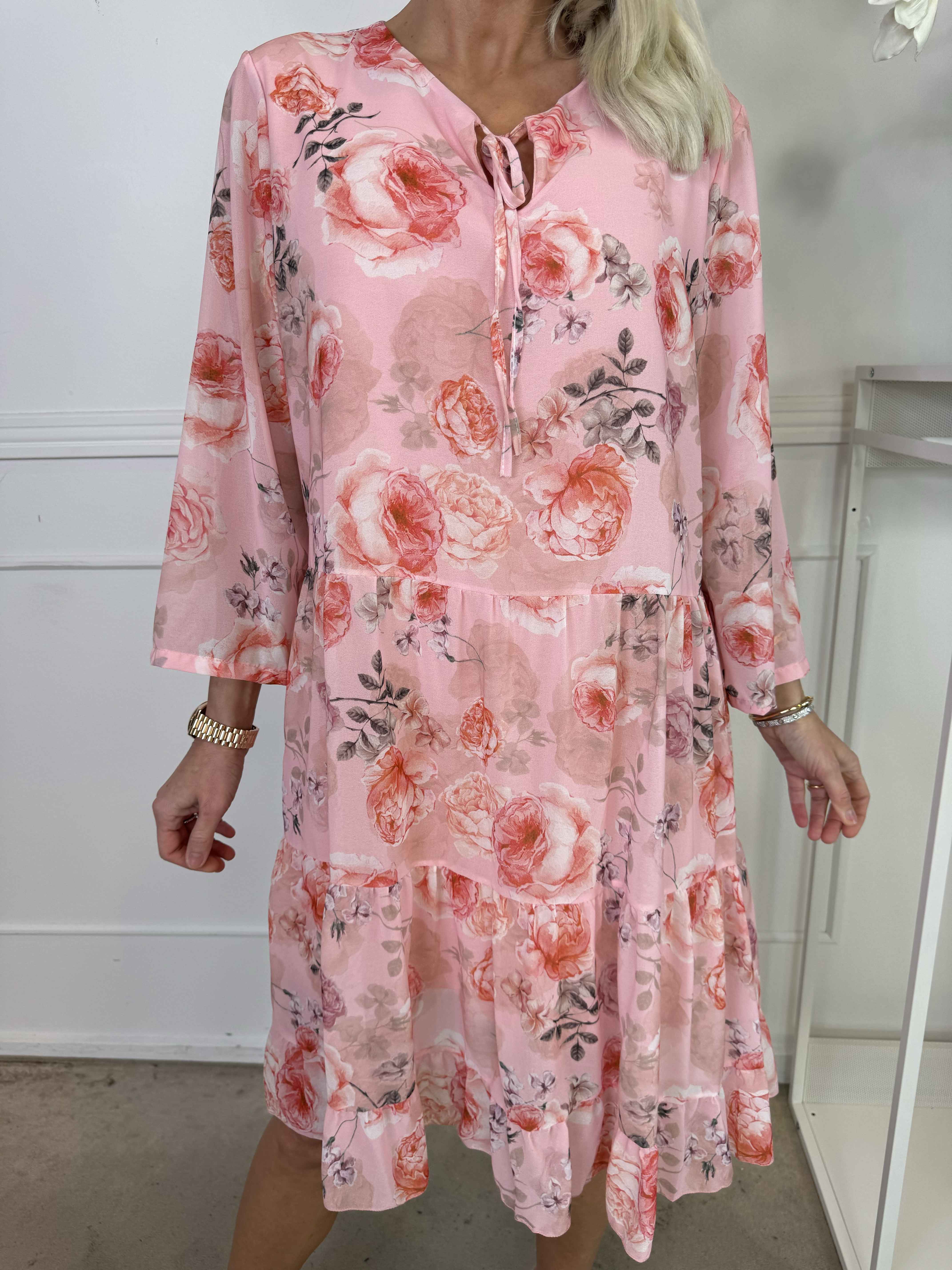 Stella - Blomsterkjole i chiffon med viskose underkjole